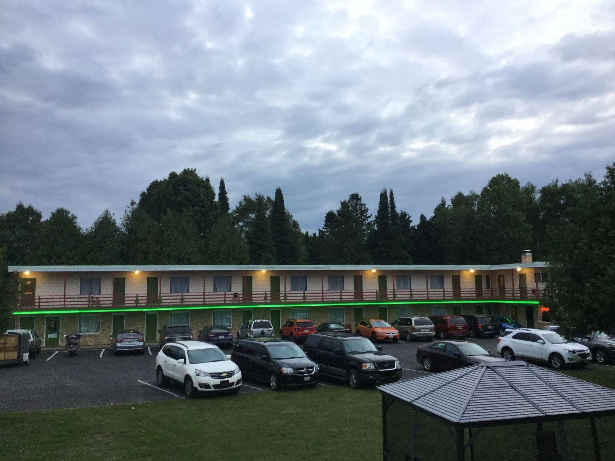 Cedars Motel Ironwood Eksteriør billede